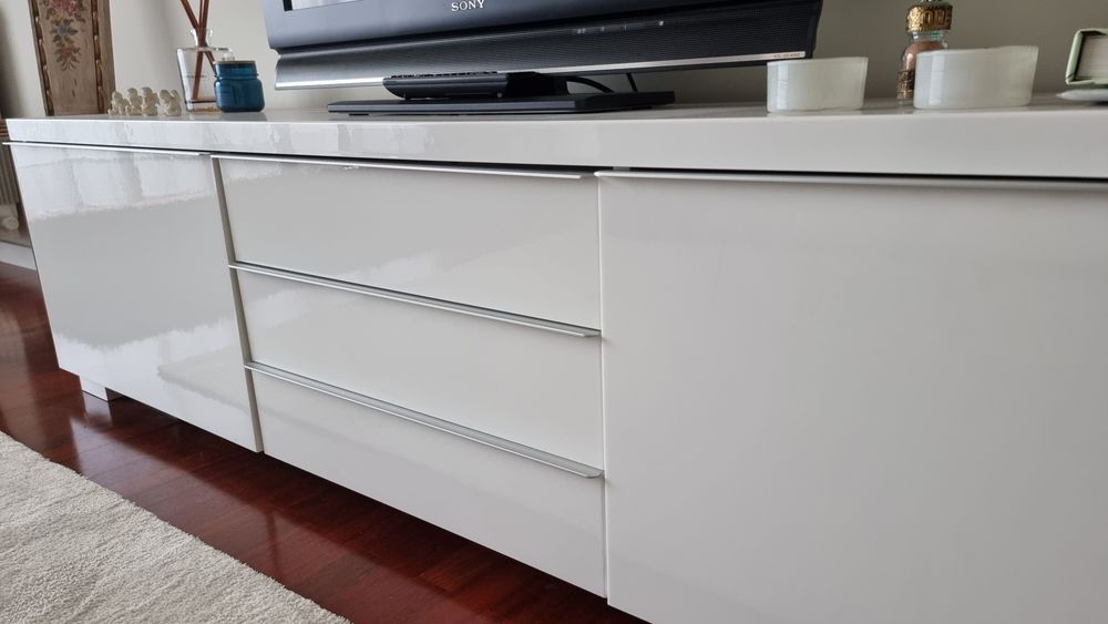 Móvel TV branco brilhante – IKEA – BESTÅ BURS