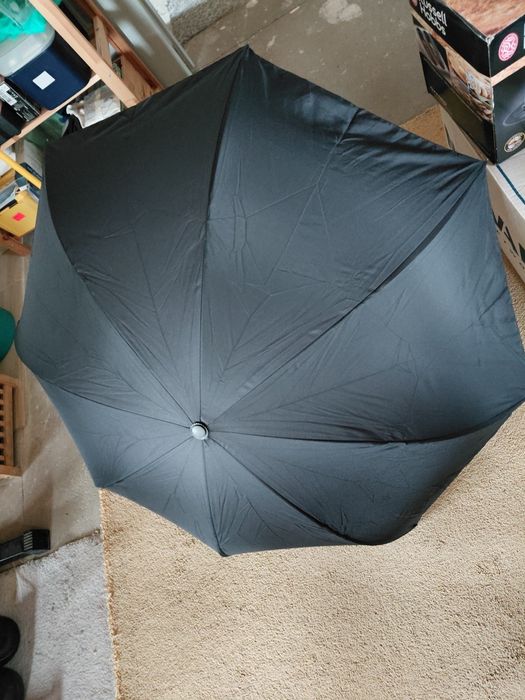Dwustronny nowy parasol czarny z czerwonym kwiatem stojący