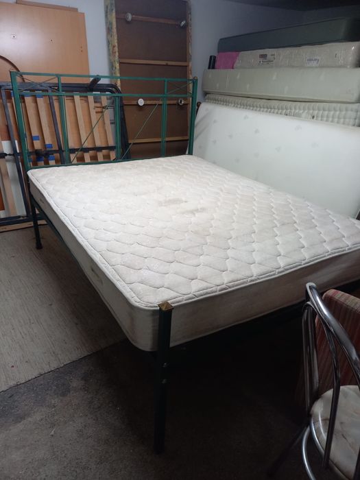 Cama de casal em ferro verde