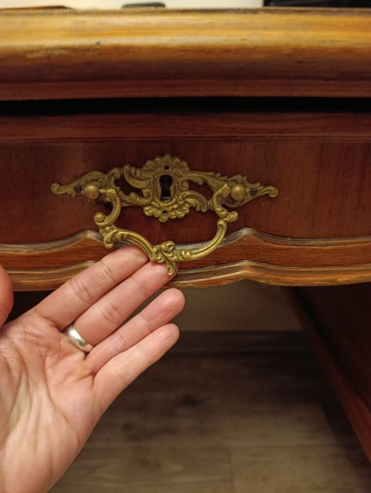 Biurko antyczne, zgrabne.