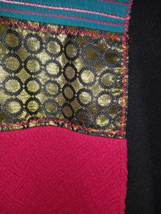 Casaco comprido desigual.