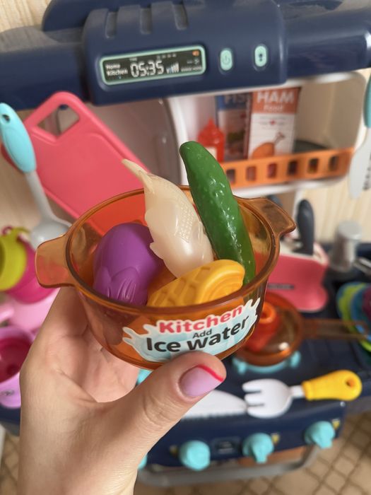 Кухня дитяча,світло,звук,тече вода