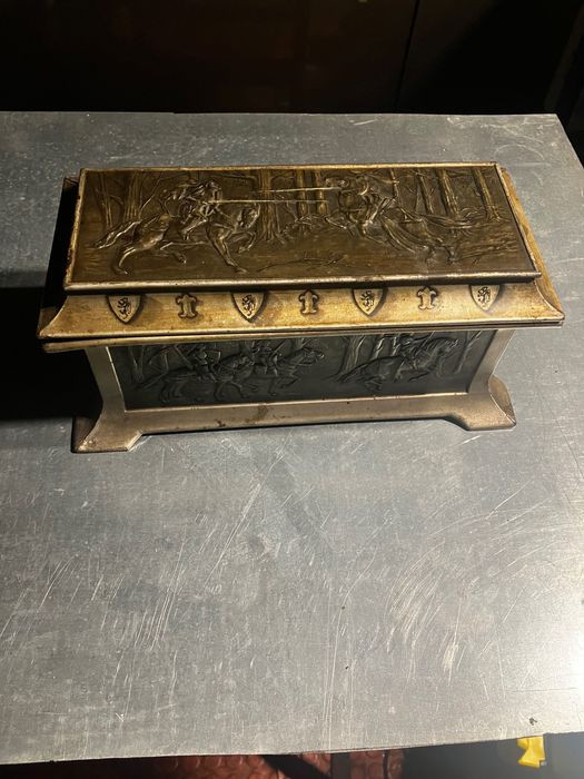 Antyczne pudełko blaszane Huntley and Palmers – niezwykle rzadkie