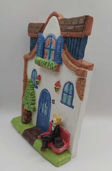 Escultura de cerâmica feita à mão: gato elegante a descansar