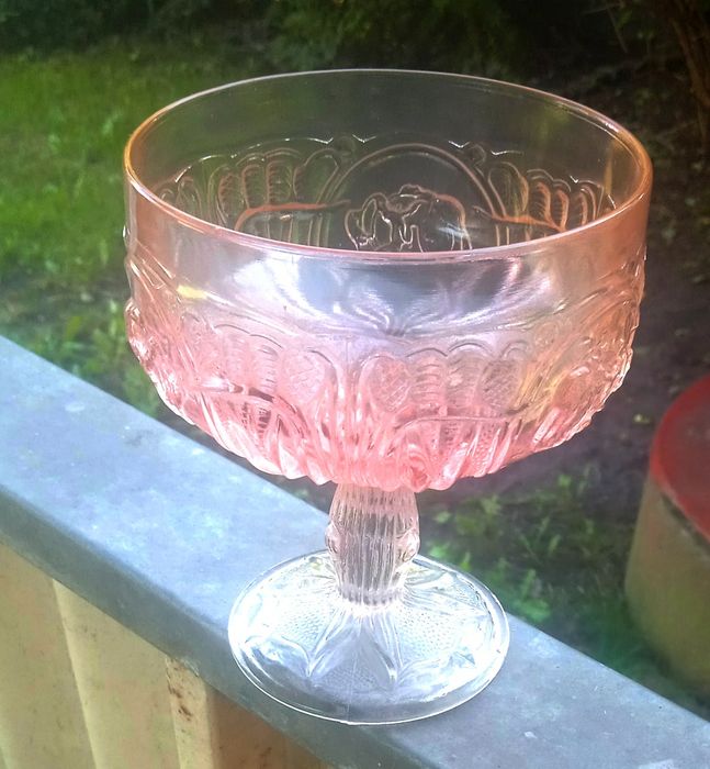 Pucharek-cukiernica z różowego kryształowego szkła PRL