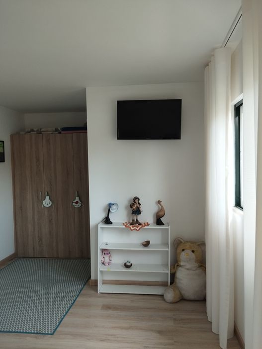 Alugo quarto , com acesso independente.