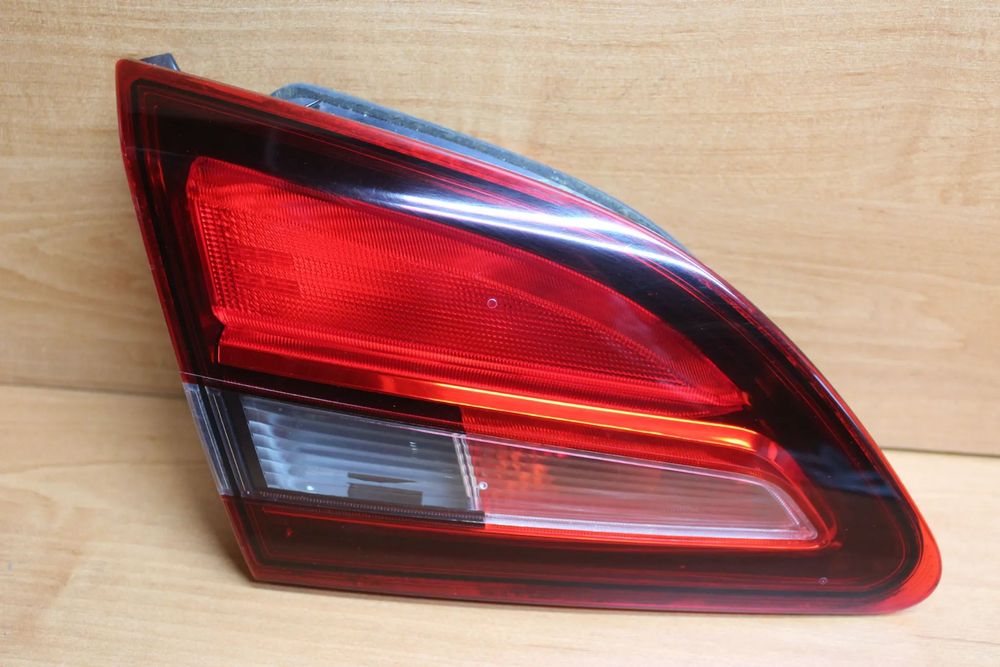 LAMPA LEWY TYŁ LEWA TYLNA W KLAPĘ OPEL ASTRA J SEDAN EUROPA 25870193