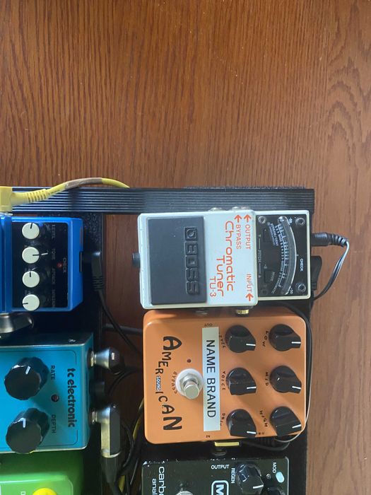 Pedalboard com variados pedais de guitarra