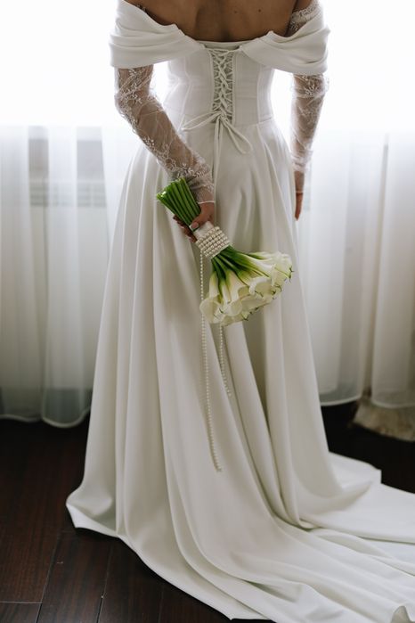 Весільна біла сукня зі шлейфом