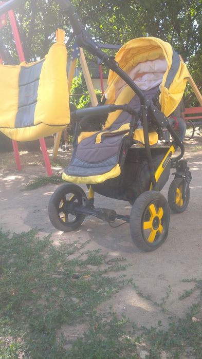 Продаємо дитячу колесницю