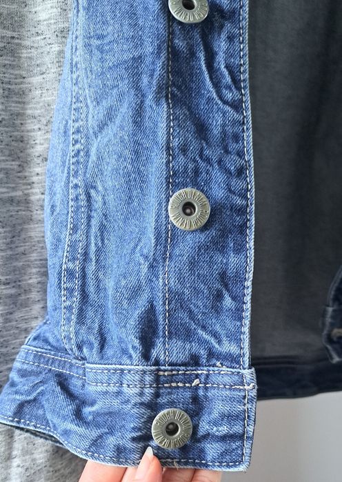 Kurtka jeansowa z materiałowym kapturem i rękawami