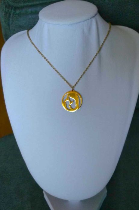 Colar Aço Dourado Disco c/ Mãe e Bebe NOVO