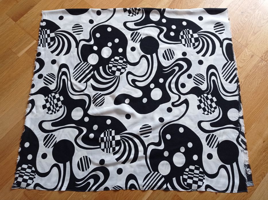 Kupon materiału biało-czarne wzory, ok. 85 cm x 152 cm