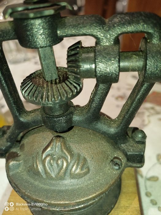 Pequenino moinho de café mas muito robusto