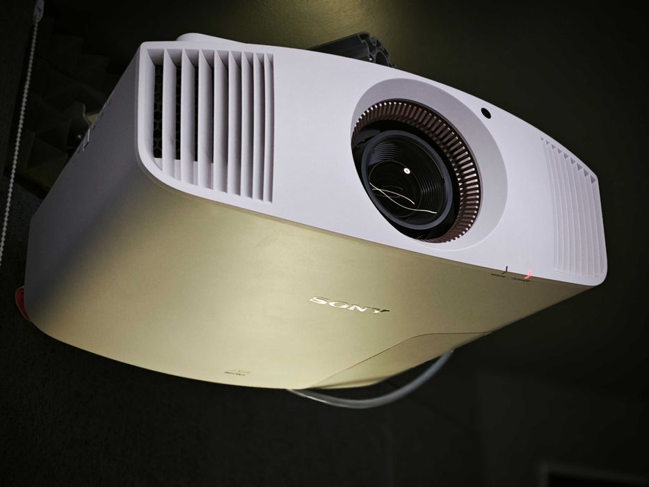 Проектор Sony VPL-VW320ES, малий пробіг  			