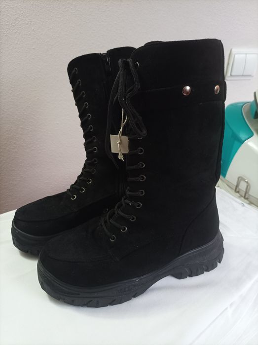 Bota de senhora em camurça