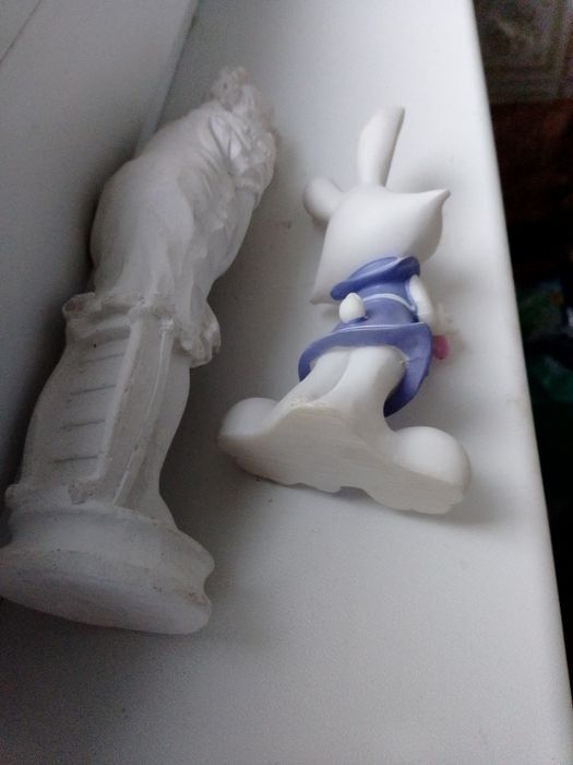 Статуетки заяц певец ваза девочка статуя из сада дельфины собпаки