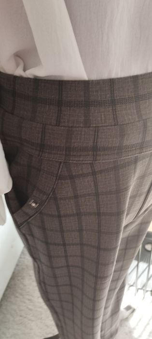 Sprzedam spodnie w kratkę włoskiej produkcji . Polecam !