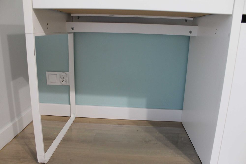 Biurko Ikea z serii Micke z nadstawką