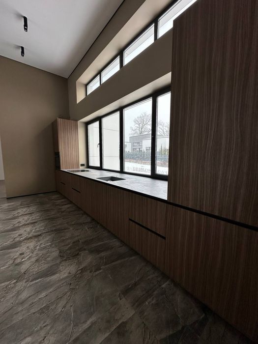 Продаж будинку з ремонтом в закритому КМ в Лісниках, 8 соток, газ