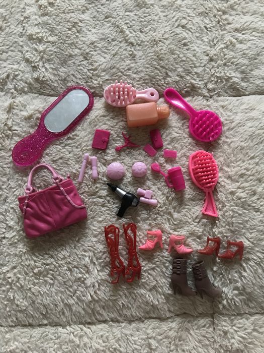 Барбі і кен з одягом і аксесуарами