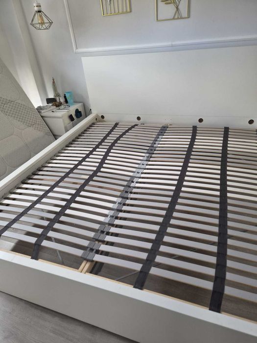 Cama + estrado  IKEA MALM  200cmX200cm em bom estado...  sem trave central e pode levar 2 ou 4 gavetões IKEA