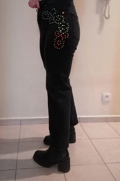 Spodnie Levis ze zdobieniami
