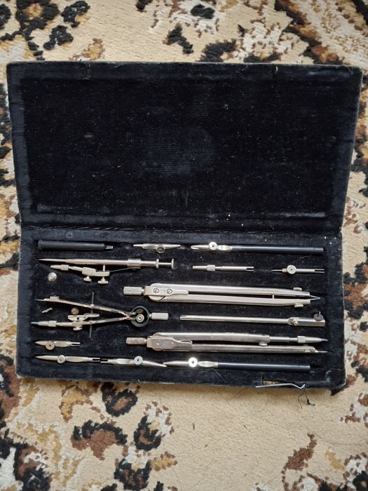 Готовальни чертежные.