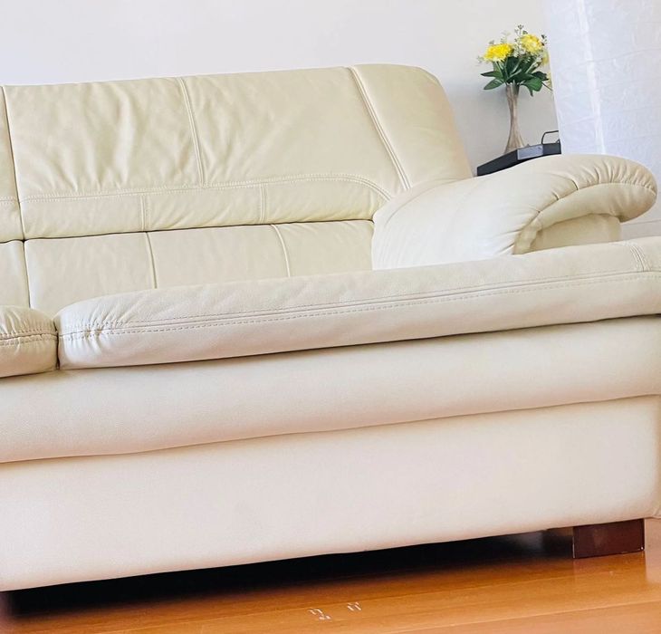 Sofas  de  dois lugares  ou tres.