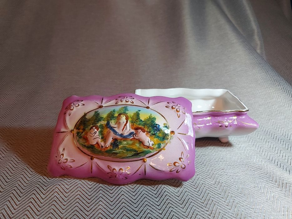 Caixinha de porcelana lilás antiga / Guarda joias antiga