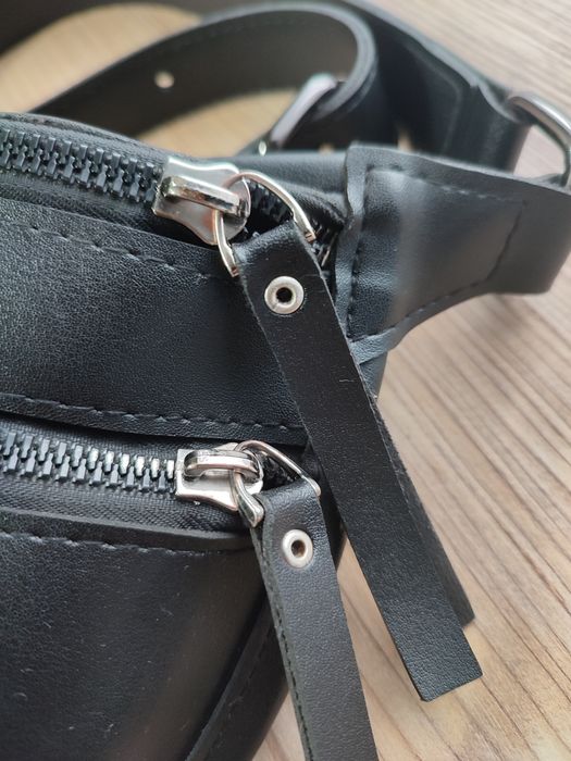 Сумка - бананка чорна