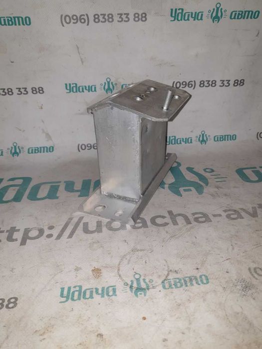 Кронштейн усилителя переднего бампера  Toyota Prius 30 5701347040 клык