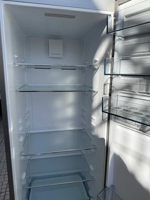 Frigorífico AEG RKB638E2MX com novo