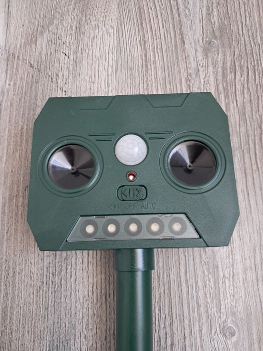 Odstraszacz ultradźwiękowy solarny .