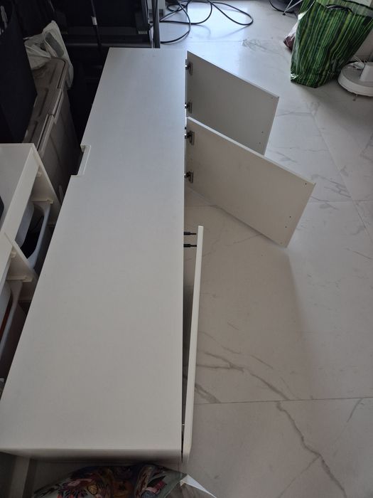 Sala de estar moderna com móvel de TV BESTÅ, prateleiras reguláveis e