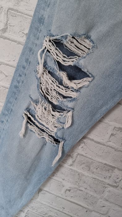 Spodnie jeansowe mom fit z przetarciami