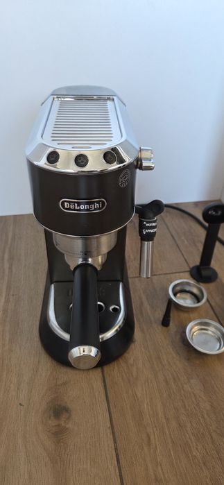 Ekspres kolbowy DeLonghi Dedica Style EC685