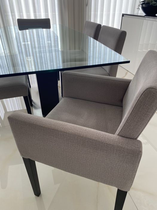 Conjunto de sala: mesa de vidro, 4 cadeiras e 2 poltronas