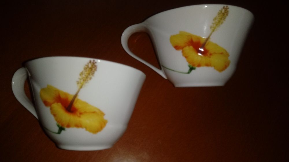 Sosjerki z białej porcelany w kwiaty dwie sztuki