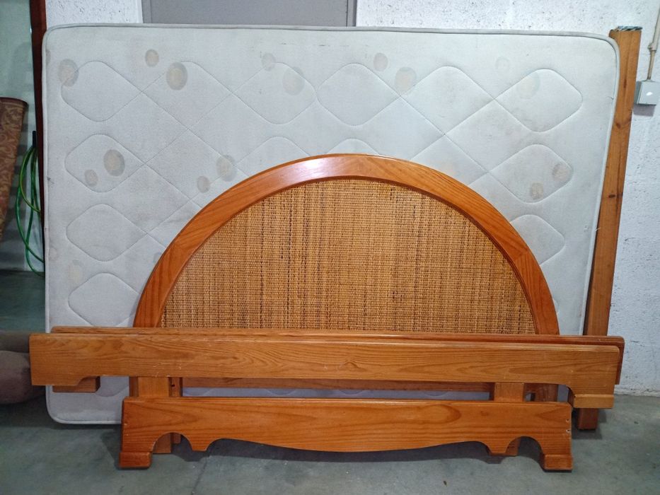 Cama de casal com colchão e estrado, madeira maciça e cabeceira em bam