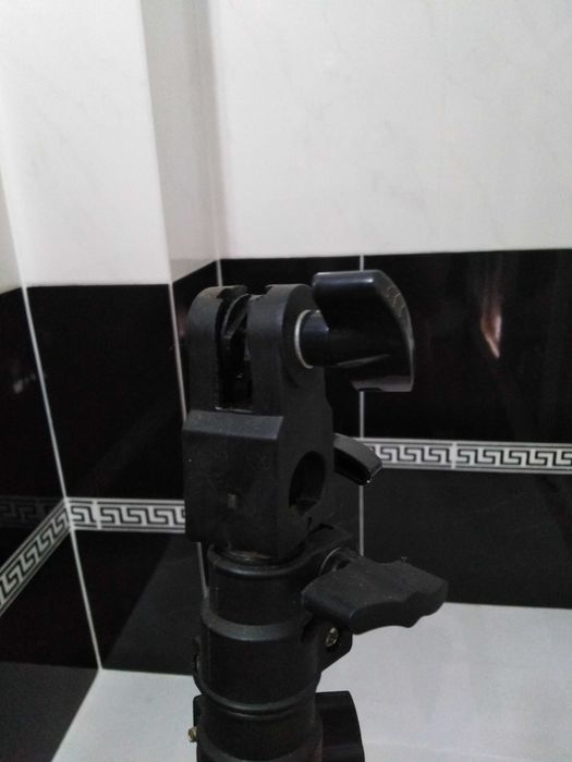 Tripé ajustável para diferentes alturas e ângulos.