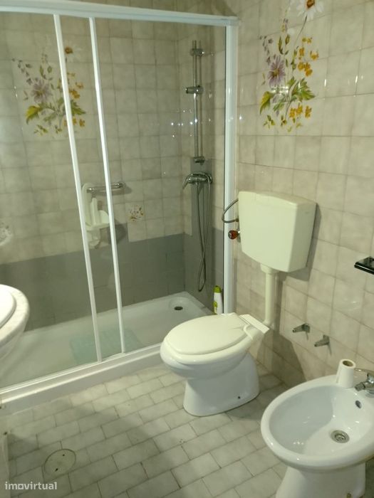 Apartamento T4+1 em Rés-do-chão — Bom estado.