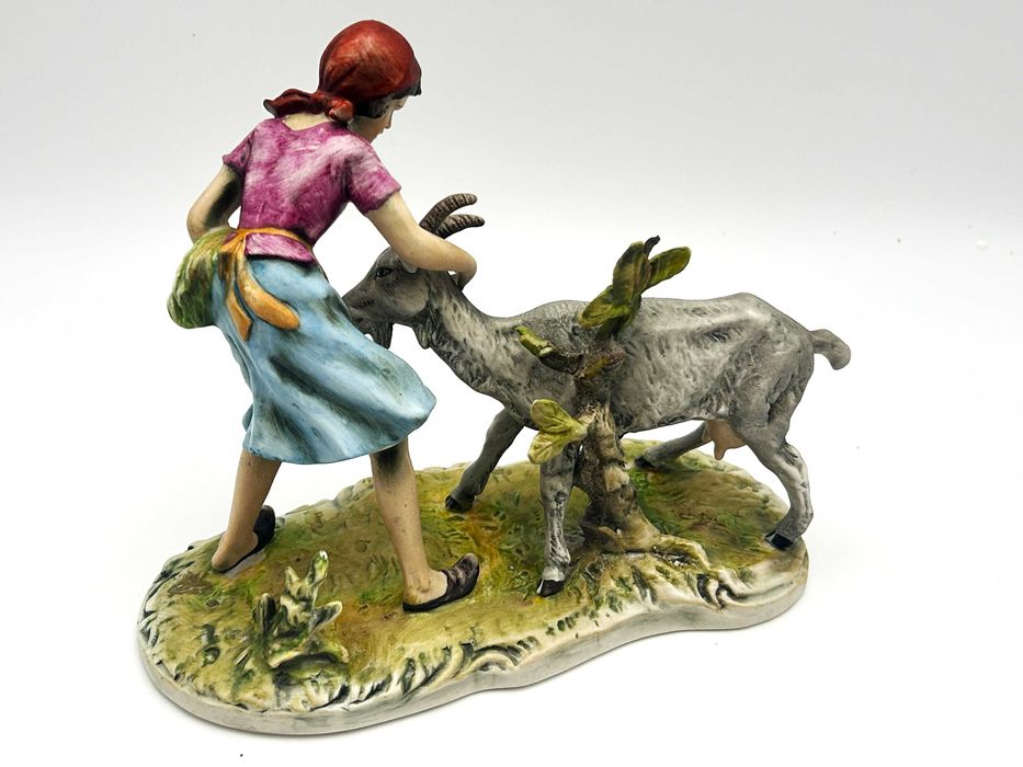 Figurka: „Dziewczyna karmiąca kozę” Capodimonte, piękna, realistyczna