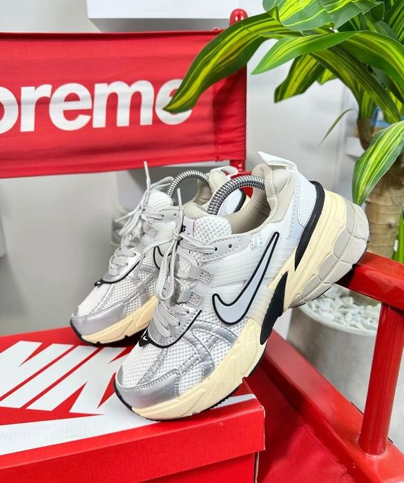 Nike Runtekk V2K White Silver трендові жіночі кросівки найк рантек в2к