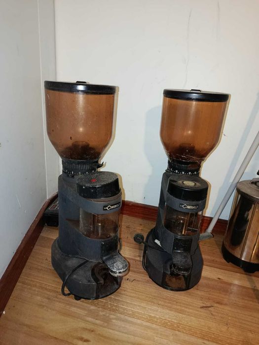 Máquina de café profissional La Cimbali, dois moinhos, tudo como novo.