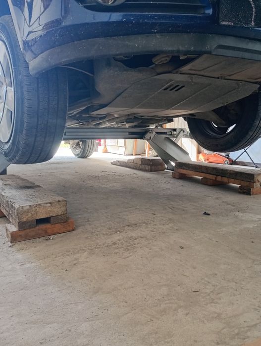 Підйомник автомобільний