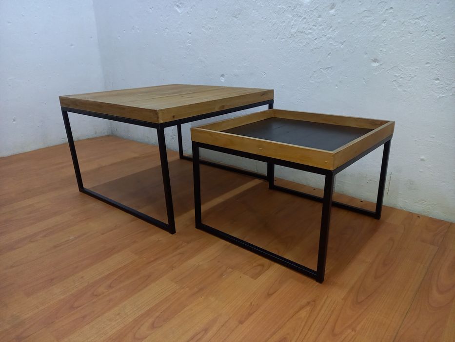 Stolik z dodatkową półka.