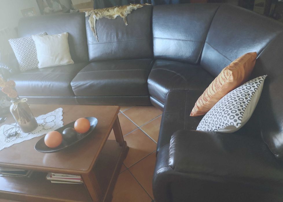 Vendo Sofá em Pele Sintética Preto - 6 Lugares