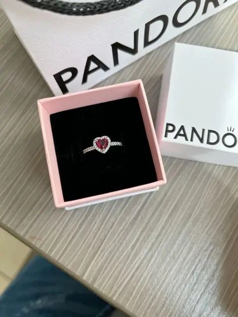 Каблучка Pandora “червоне серце» б/в стан ідеальний