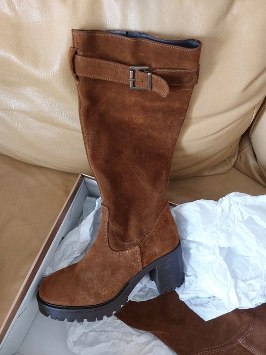Botas novas em camurça
